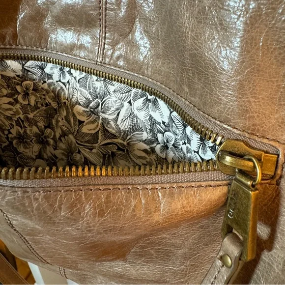 Unique and classy Taupe Hobo bag with convertible strap and kiss lock pocket - Picture 9 of 16